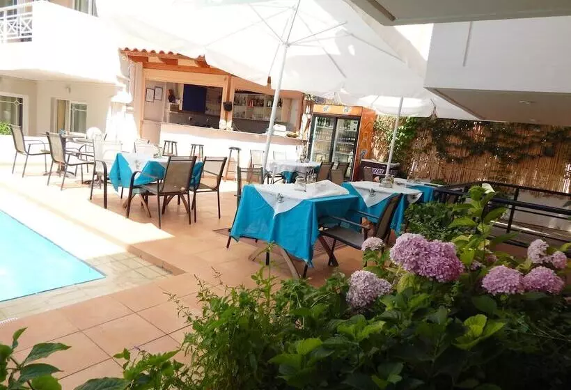 Apollon Studios & Apartments