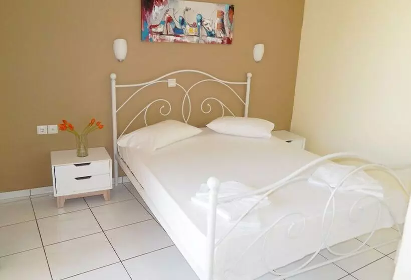 Apollon Studios & Apartments