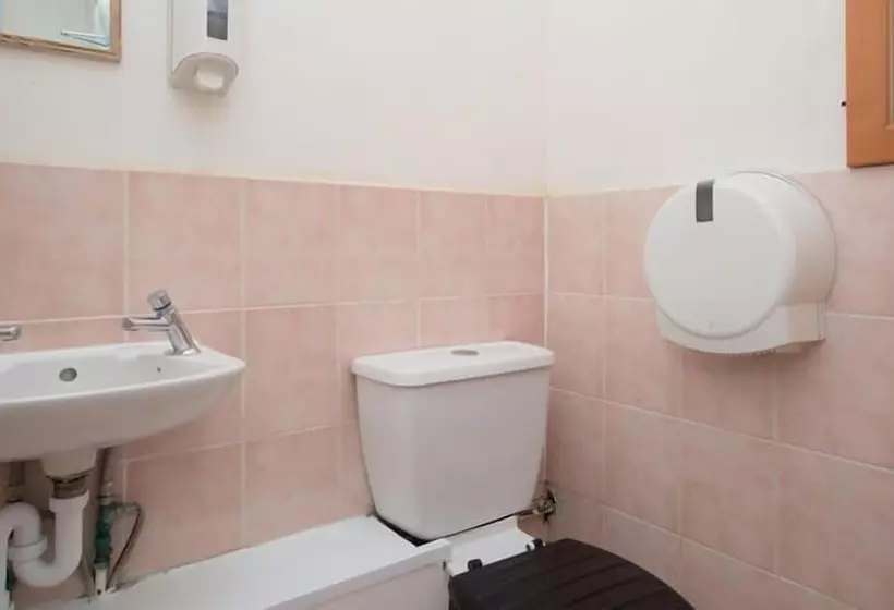 Central Hotel   Hostel