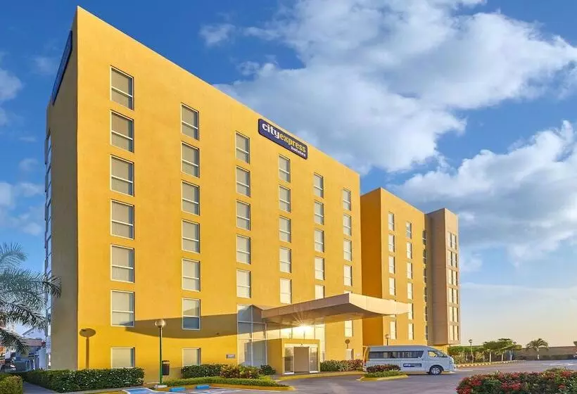 בית מלון כפרי City Express By Marriott Manzanillo