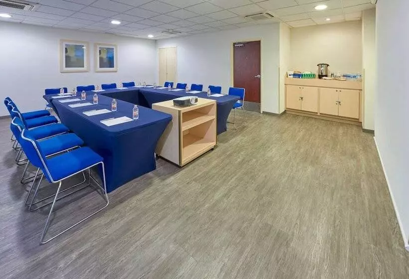 בית מלון כפרי City Express By Marriott Manzanillo