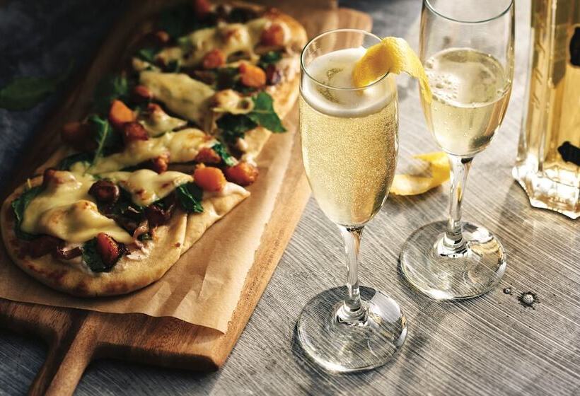 فندق Courtyard By Marriott Topeka