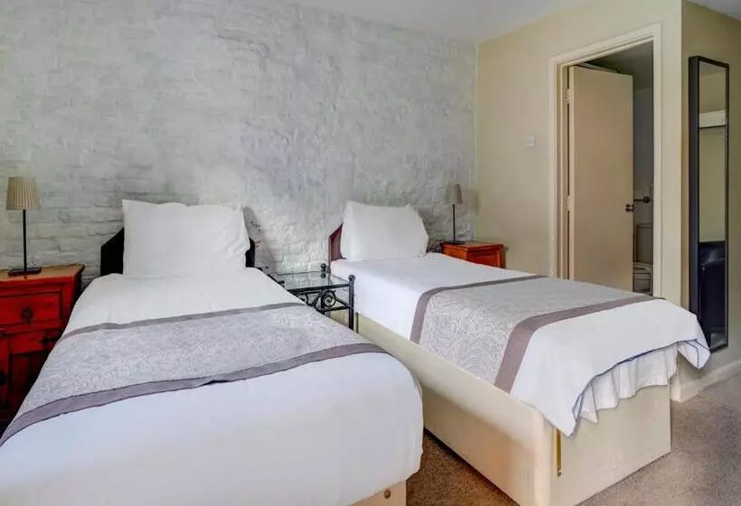 هتل George & Dragon Inn