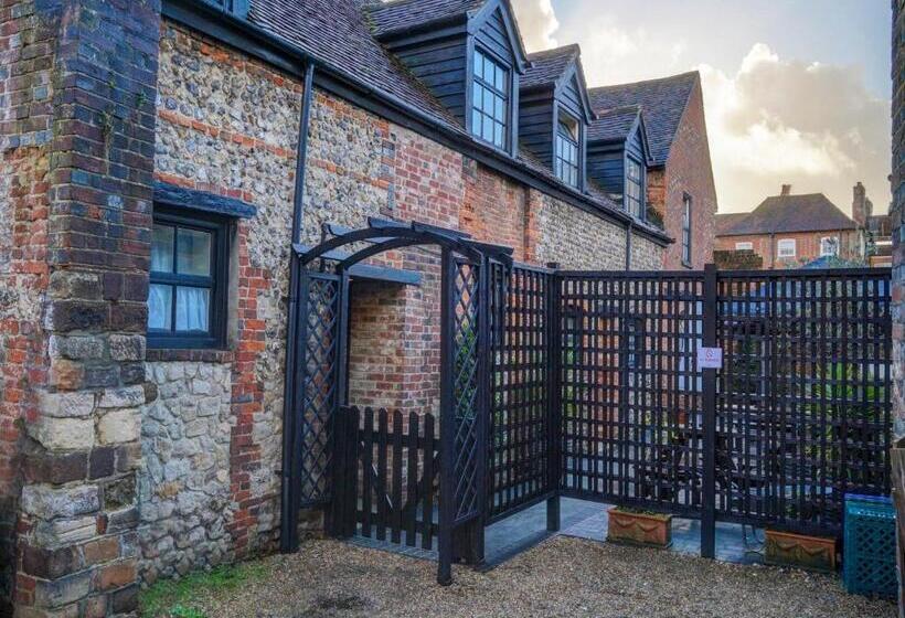 فندق George & Dragon Inn