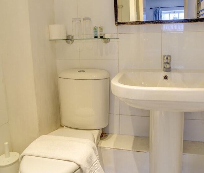 فندق George & Dragon Inn