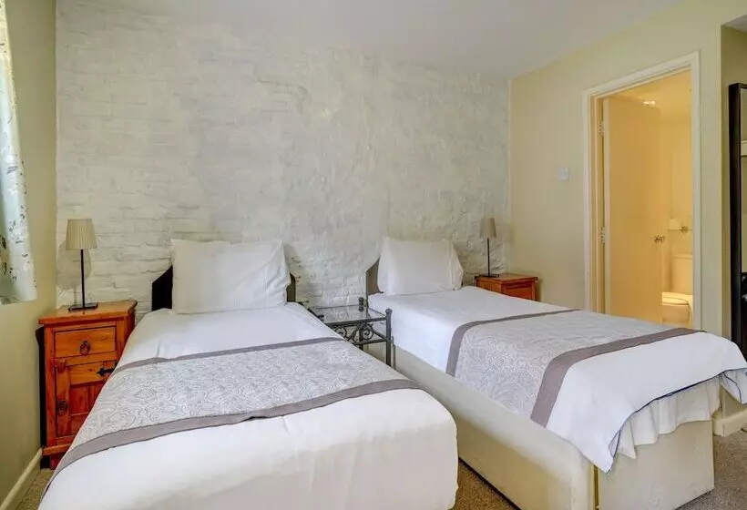 هتل George & Dragon Inn