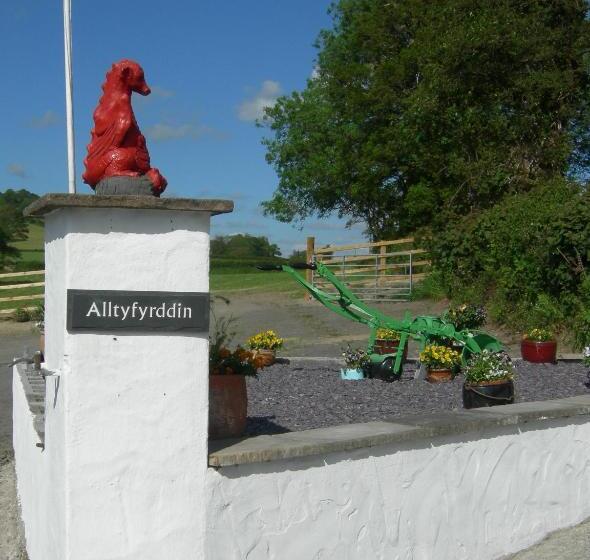 فندق Alltyfyrddin Farm Guest House At The Merlin S Hill Centre