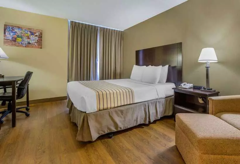 Отель Econo Lodge Inn & Suites Triadelphia Wheeling