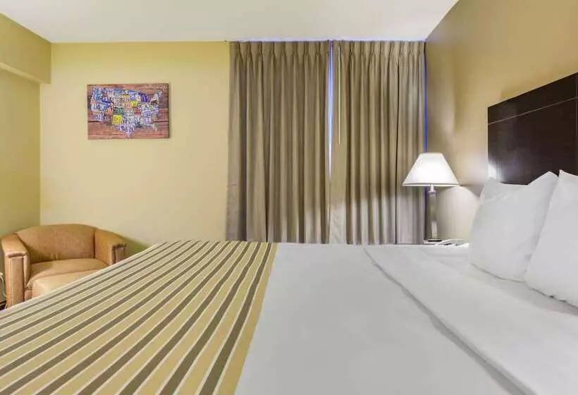 Отель Econo Lodge Inn & Suites Triadelphia Wheeling