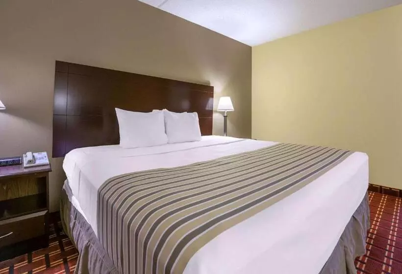 Отель Econo Lodge Inn & Suites Triadelphia Wheeling