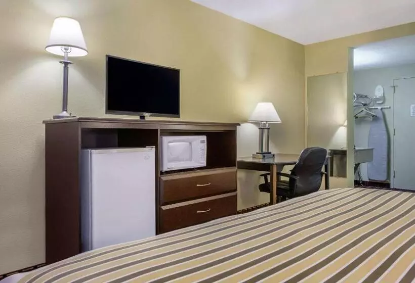 Отель Econo Lodge Inn & Suites Triadelphia Wheeling