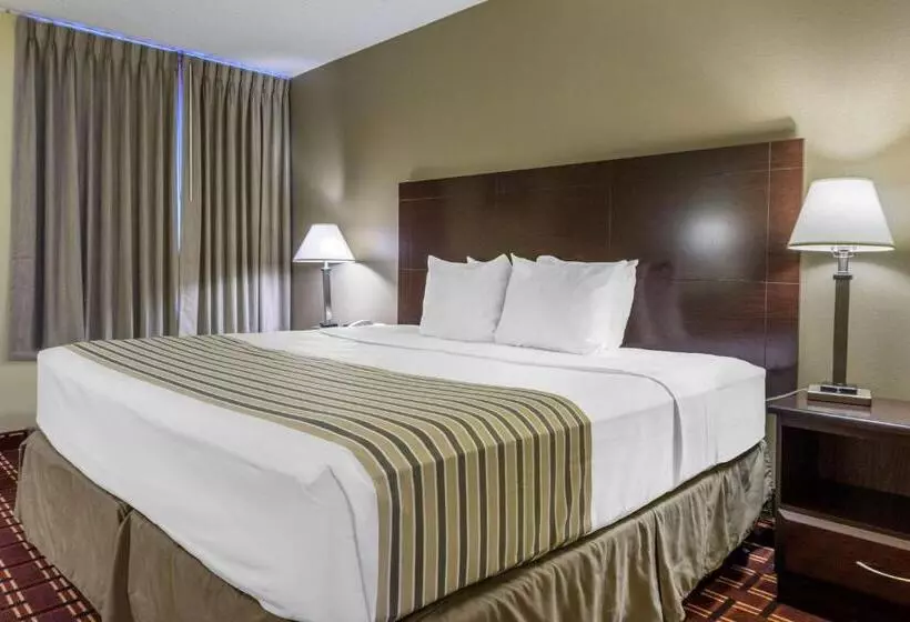 Отель Econo Lodge Inn & Suites Triadelphia Wheeling