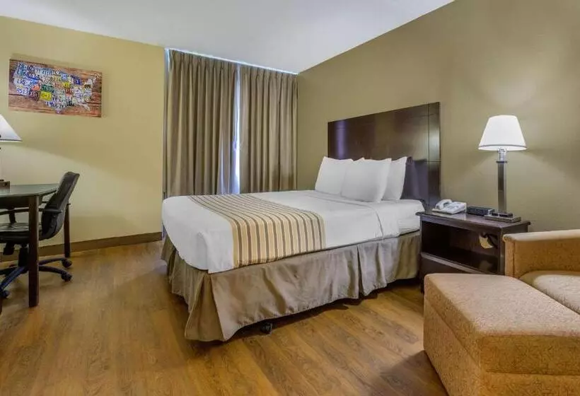 Отель Econo Lodge Inn & Suites Triadelphia Wheeling