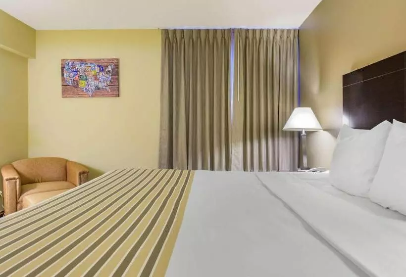 Отель Econo Lodge Inn & Suites Triadelphia Wheeling
