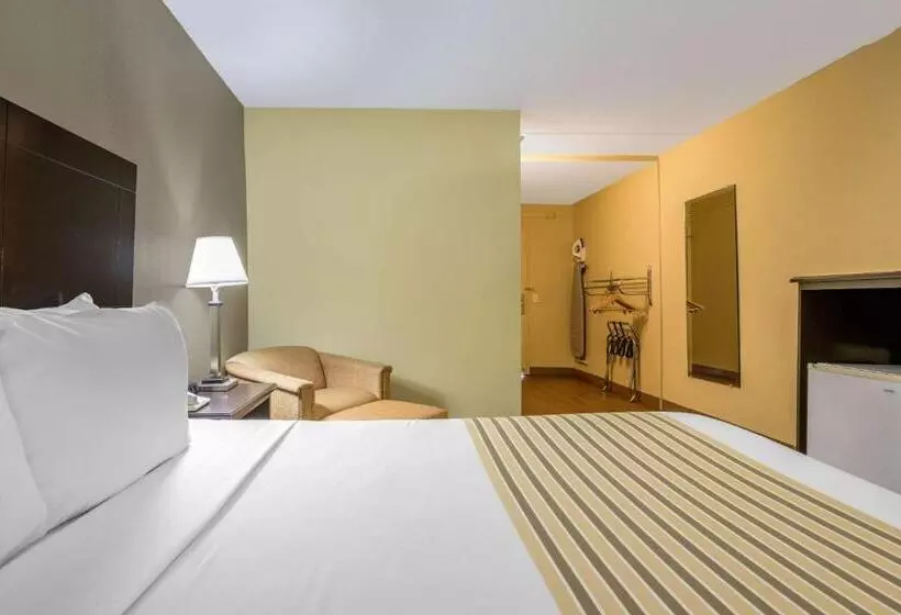 Отель Econo Lodge Inn & Suites Triadelphia Wheeling