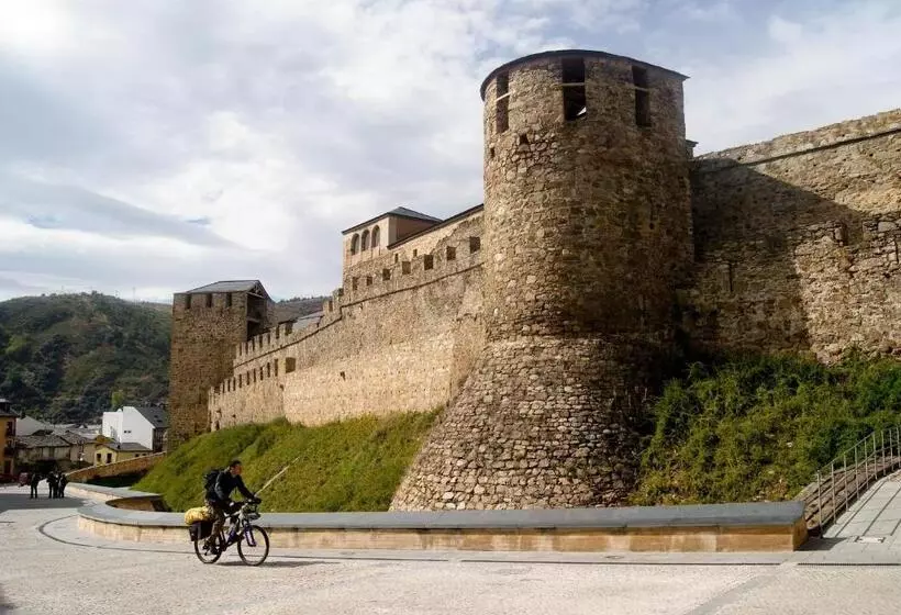 فندق Hostal Monteclaro