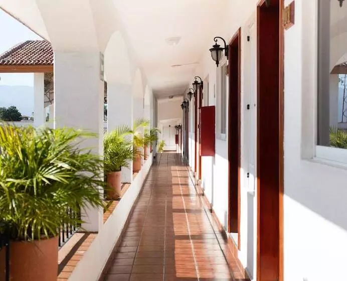 ホテル Maria Isabel Colima