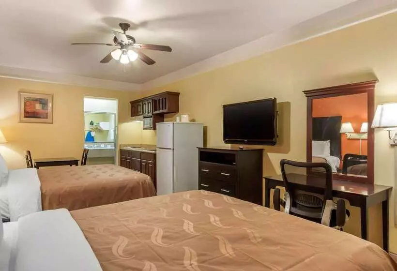 Отель Quality Inn & Suites At The Outlets Mercedes Weslaco