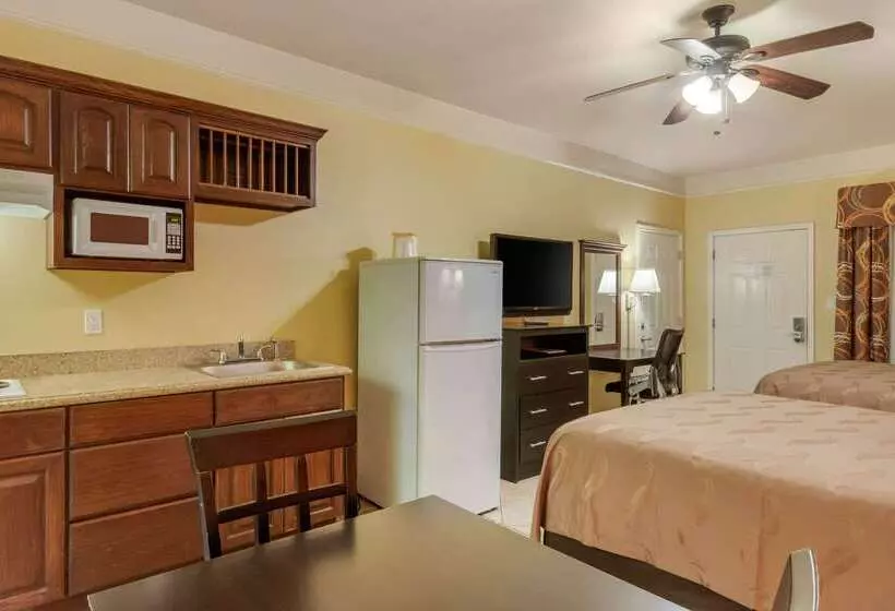 Отель Quality Inn & Suites At The Outlets Mercedes Weslaco