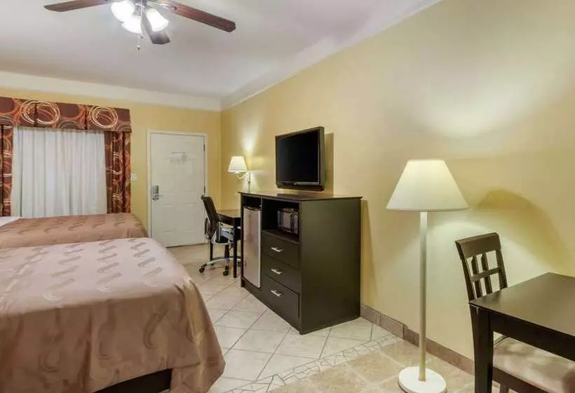 Отель Quality Inn & Suites At The Outlets Mercedes Weslaco
