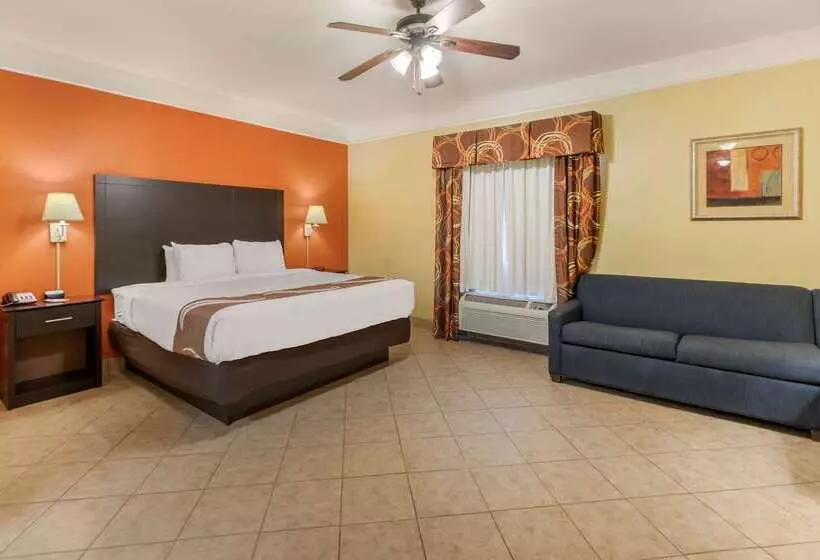 Отель Quality Inn & Suites At The Outlets Mercedes Weslaco