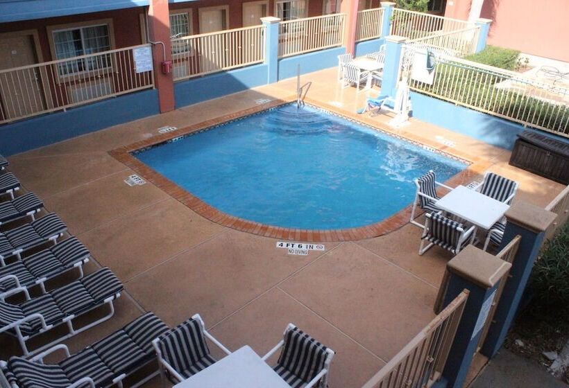 בית מלון כפרי Quality Inn & Suites At The Outlets Mercedes Weslaco