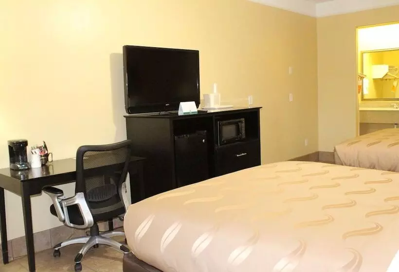 Отель Quality Inn & Suites At The Outlets Mercedes Weslaco