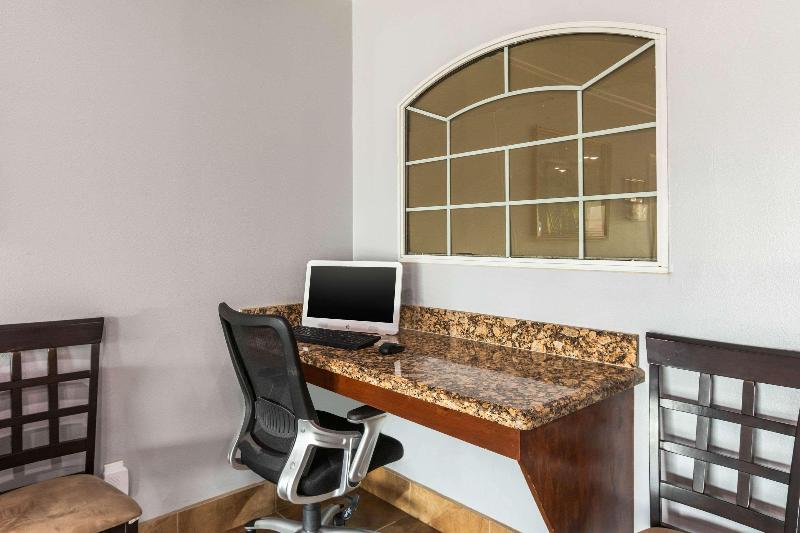 בית מלון כפרי Quality Inn & Suites At The Outlets Mercedes Weslaco