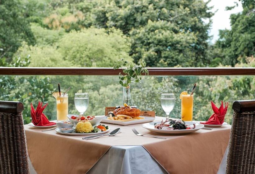 בית מלון כפרי Ambong Rainforest Retreat