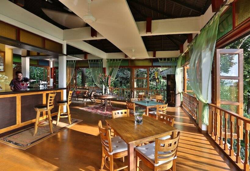 בית מלון כפרי Ambong Rainforest Retreat