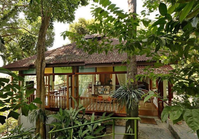 בית מלון כפרי Ambong Rainforest Retreat