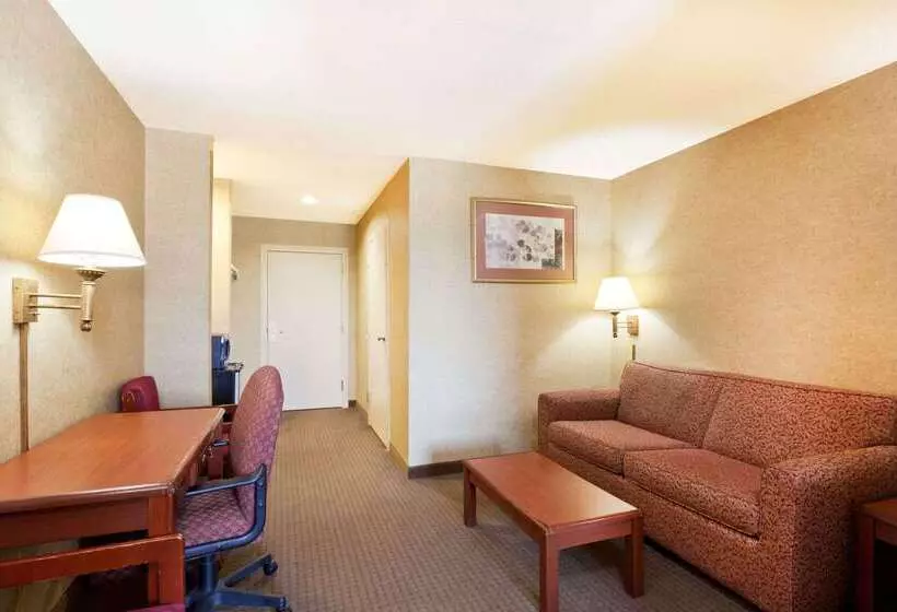 ホテル Days Inn & Suites By Wyndham Wynne