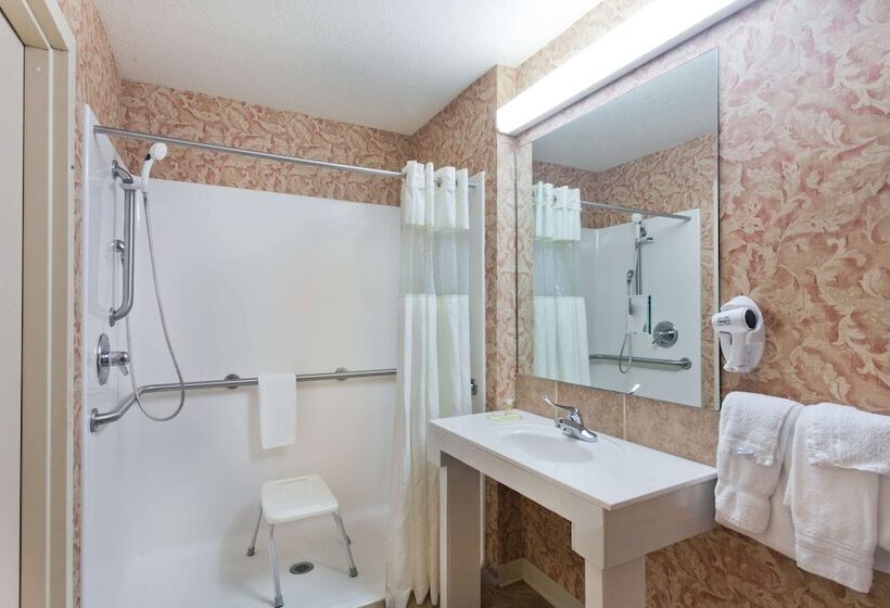 Отель Days Inn & Suites By Wyndham Wynne