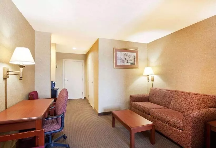 ホテル Days Inn & Suites By Wyndham Wynne