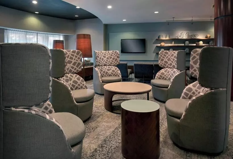 Отель Courtyard By Marriott Lebanon