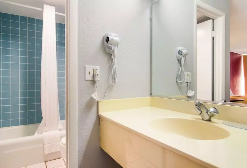 Отель Econo Lodge