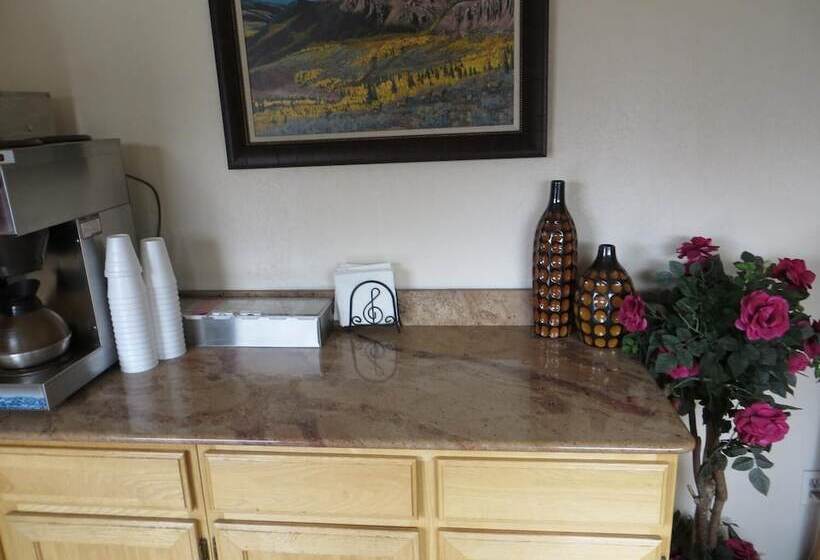 בית מלון כפרי Scottish Inn Winnemucca