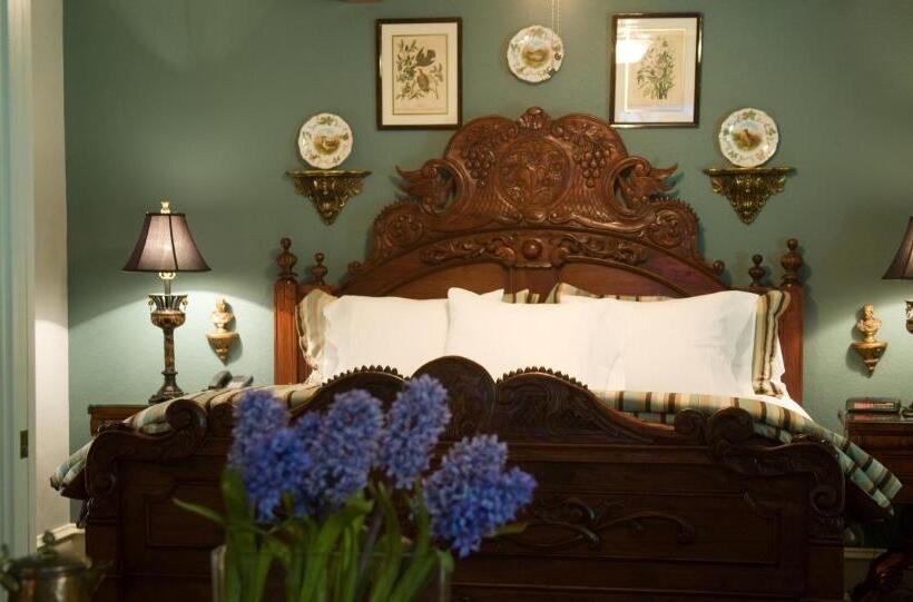 هتل The Sanford House Inn & Spa