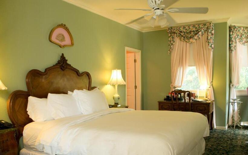 هتل The Sanford House Inn & Spa