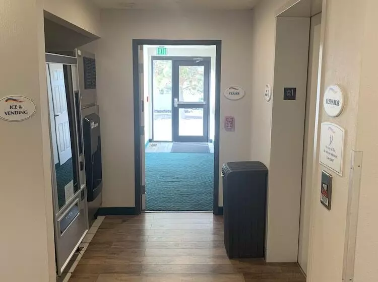 Отель Baymont By Wyndham Limon