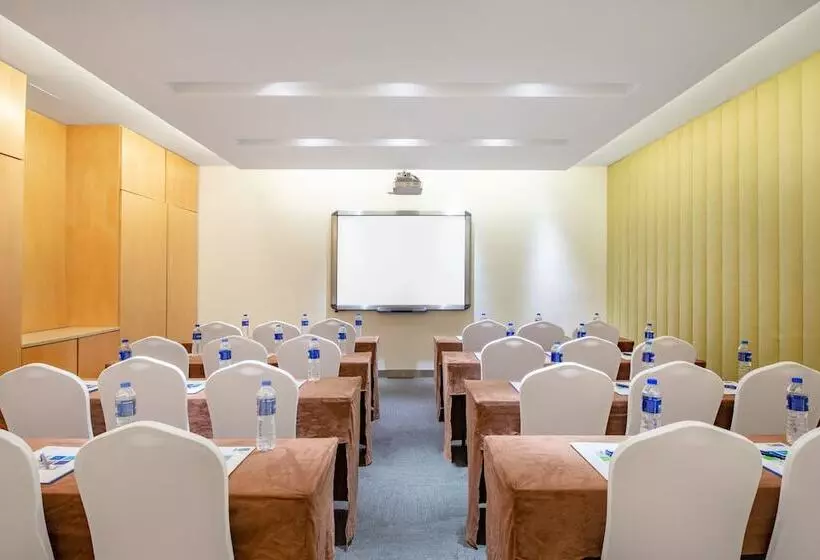 Отель Holiday Inn Express Changzhou Centre, An Ihg