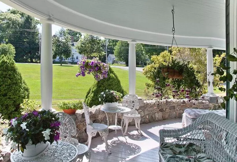 ホテル The Jeweled Turret Inn