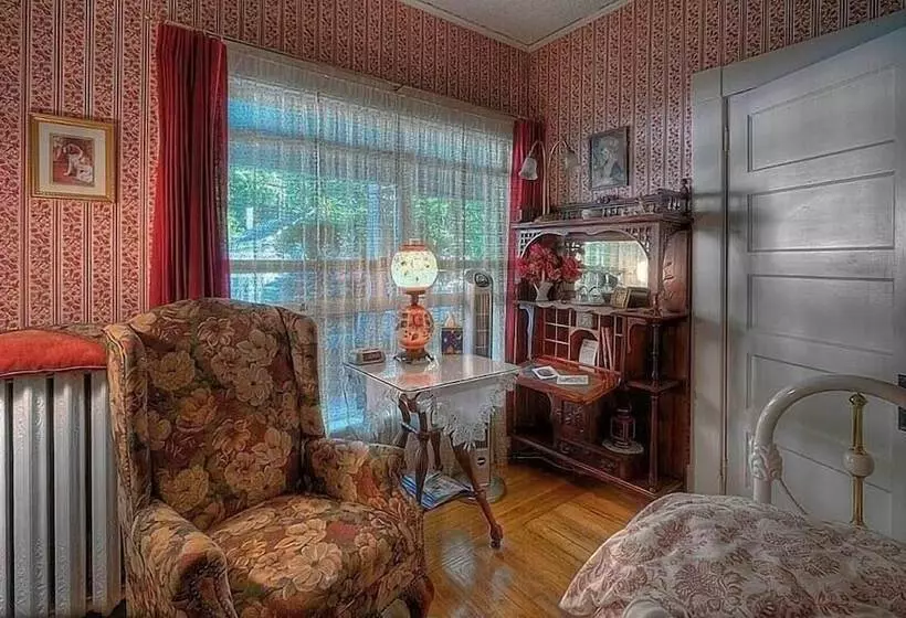 ホテル The Jeweled Turret Inn