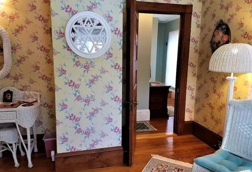 ホテル The Jeweled Turret Inn