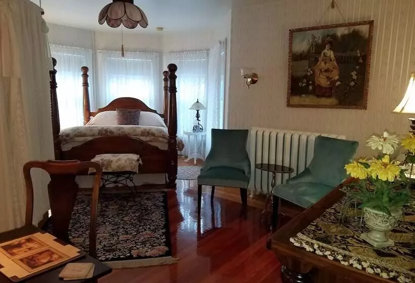 ホテル The Jeweled Turret Inn