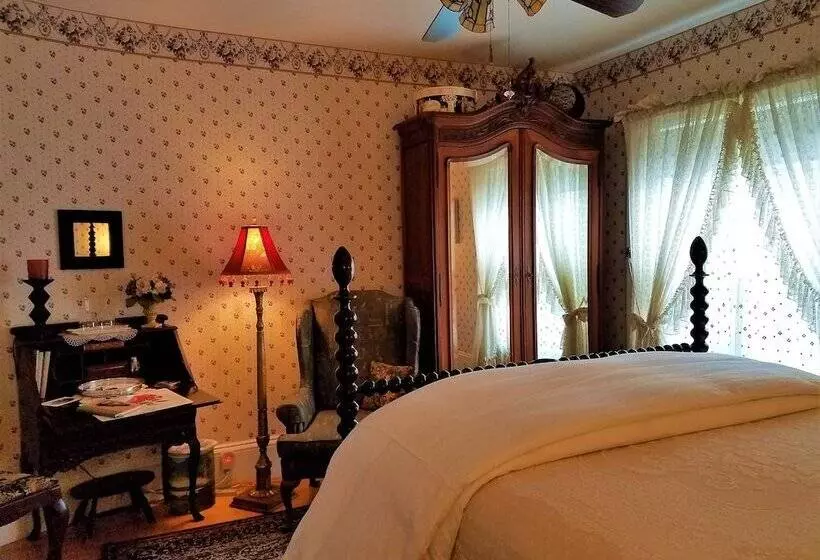 ホテル The Jeweled Turret Inn