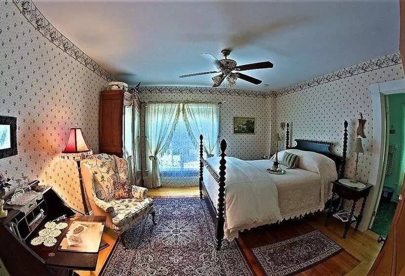 ホテル The Jeweled Turret Inn