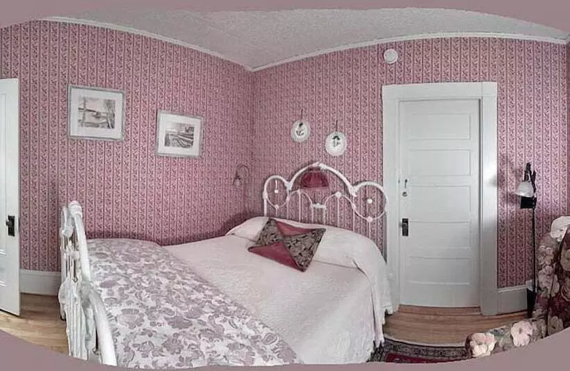 ホテル The Jeweled Turret Inn