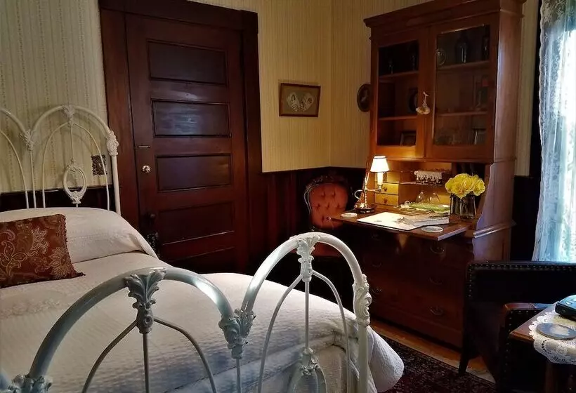 ホテル The Jeweled Turret Inn