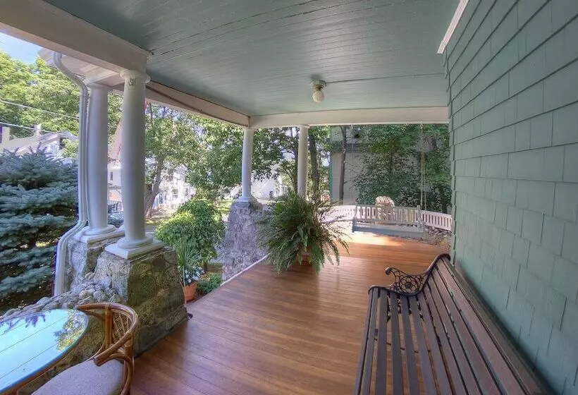 ホテル The Jeweled Turret Inn